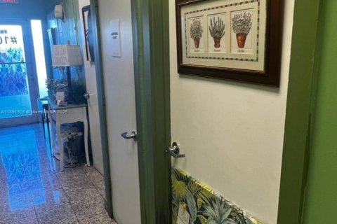 Commercial property in Lauderdale-by-the-Sea, Florida № 1943948 - photo 10