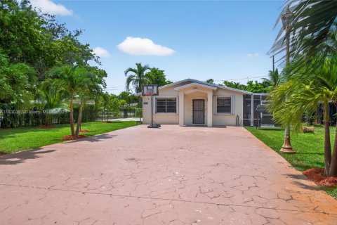 Casa en venta en North Miami, Florida, 3 dormitorios, 122.26 m2 № 1809170 - foto 1