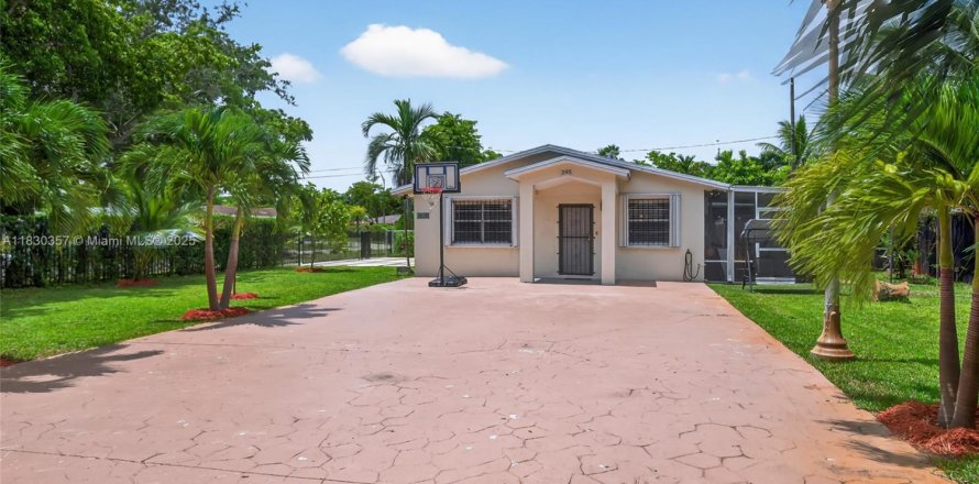 House in North Miami, Florida 4 bedrooms, 122.26 sq.m. № 1809170
