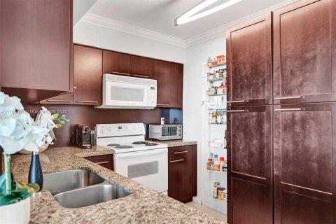 Condo in Hollywood, Florida, 2 bedrooms  № 1937558 - photo 25