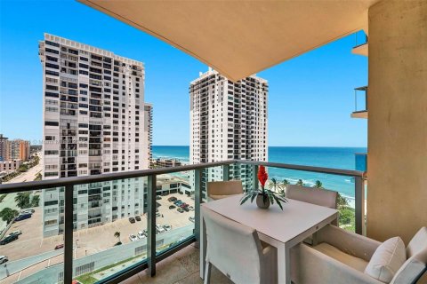 Condominio en alquiler en Hollywood, Florida, 2 dormitorios, 111.3 m2 № 1937558 - foto 1