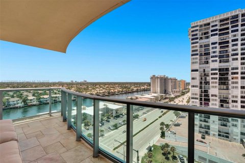 Condominio en alquiler en Hollywood, Florida, 2 dormitorios, 111.3 m2 № 1937558 - foto 3