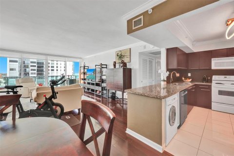 Condo in Hollywood, Florida, 2 bedrooms  № 1937558 - photo 17
