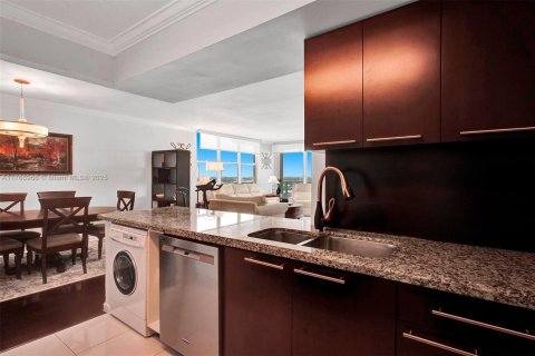 Condo in Hollywood, Florida, 2 bedrooms  № 1937558 - photo 28