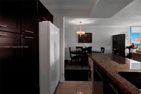 Condo in Hollywood, Florida, 2 bedrooms  № 1937558 - photo 24