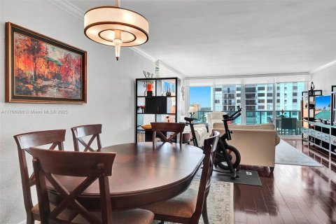 Condo in Hollywood, Florida, 2 bedrooms  № 1937558 - photo 19