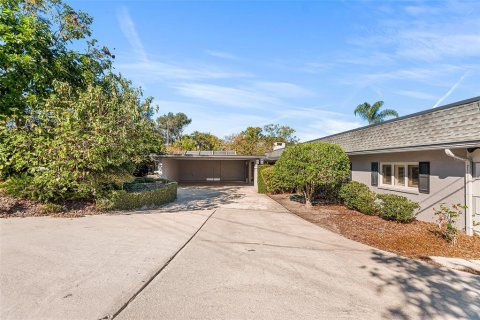 House in Lakeland, Florida 4 bedrooms, 340.02 sq.m. № 2140942 - photo 5