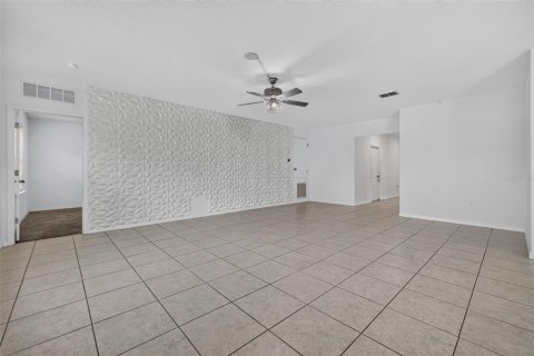House in Spring Hill, Florida 4 bedrooms, 173.17 sq.m. № 2285235 - photo 16