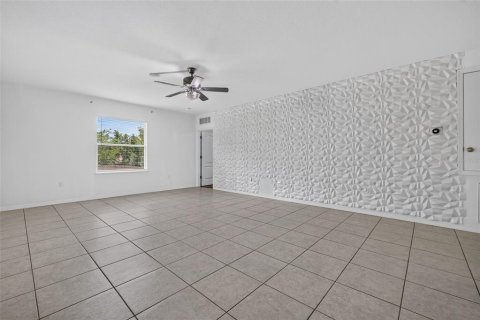House in Spring Hill, Florida 4 bedrooms, 173.17 sq.m. № 2285235 - photo 15