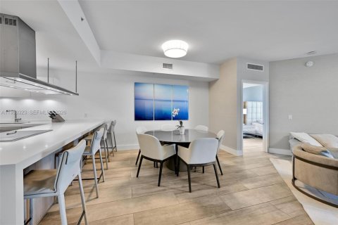 Condo in North Miami Beach, Florida, 2 bedrooms  № 2052927 - photo 10