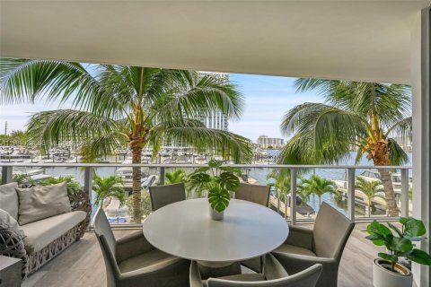Condo in North Miami Beach, Florida, 2 bedrooms  № 2052927 - photo 21