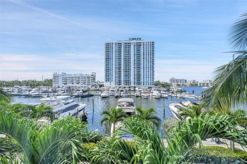 Condo in North Miami Beach, Florida, 2 bedrooms  № 2052927