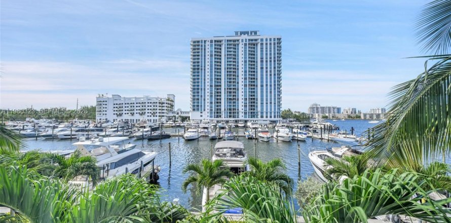 Condo in North Miami Beach, Florida, 2 bedrooms  № 2052927