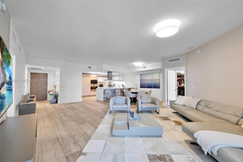 Condo in North Miami Beach, Florida, 2 bedrooms  № 2052927 - photo 5