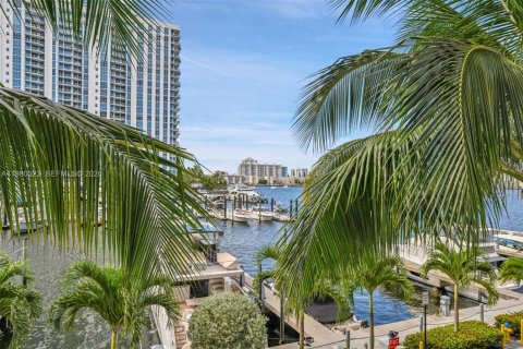 Condo in North Miami Beach, Florida, 2 bedrooms  № 2052927 - photo 24