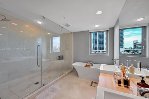 Condo in North Miami Beach, Florida, 2 bedrooms  № 2052927 - photo 18