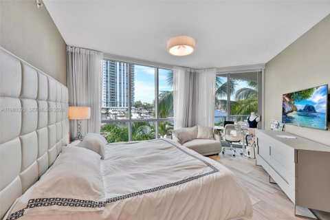 Condo in North Miami Beach, Florida, 2 bedrooms  № 2052927 - photo 13