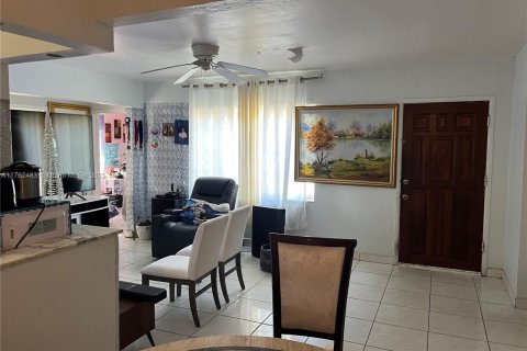 House in Virginia Gardens, Florida 3 bedrooms, 95.32 sq.m. № 1573209 - photo 10