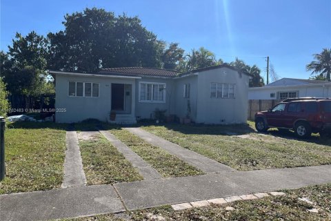 House in Virginia Gardens, Florida 3 bedrooms, 95.32 sq.m. № 1573209 - photo 1