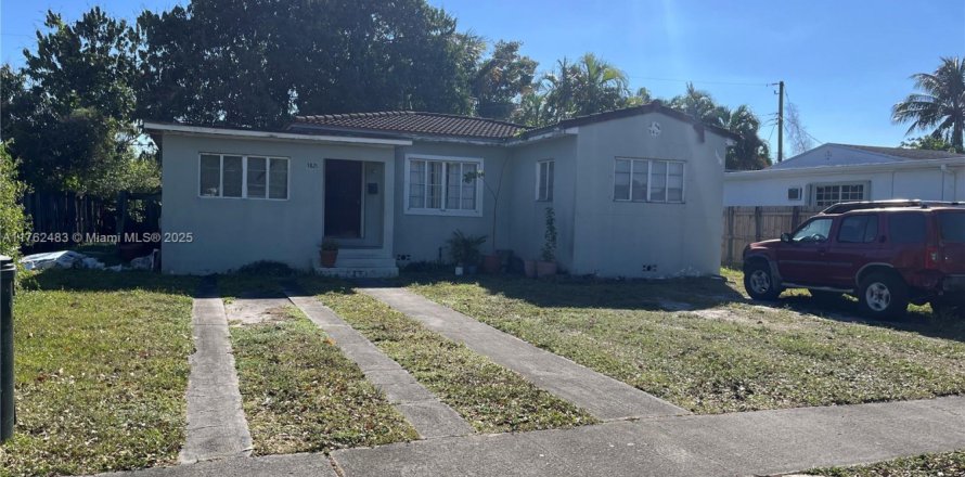 House in Virginia Gardens, Florida 3 bedrooms, 95.32 sq.m. № 1573209