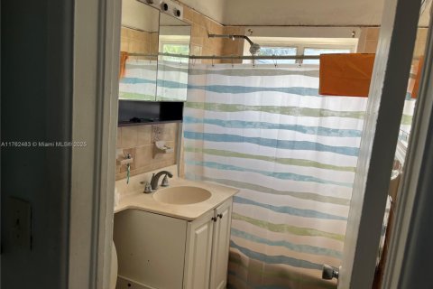House in Virginia Gardens, Florida 3 bedrooms, 95.32 sq.m. № 1573209 - photo 7