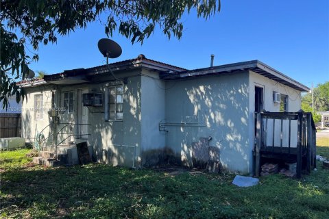 House in Virginia Gardens, Florida 3 bedrooms, 95.32 sq.m. № 1573209 - photo 2