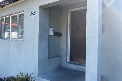 House in Virginia Gardens, Florida 3 bedrooms, 95.32 sq.m. № 1573209 - photo 4