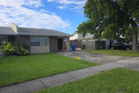 Villa ou maison à louer à Margate, Floride: 2 chambres, 109.07 m2 № 2431341 - photo 2