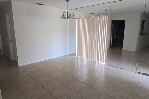 Villa ou maison à louer à Margate, Floride: 2 chambres, 109.07 m2 № 2431341 - photo 4