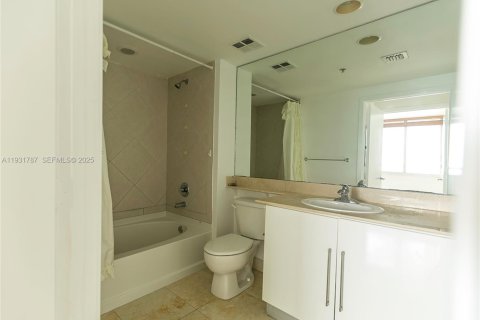 Condo in Miami, Florida, 1 bedroom  № 2052763 - photo 17