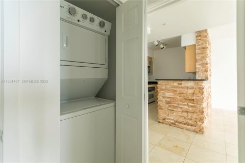 Condo in Miami, Florida, 1 bedroom  № 2052763 - photo 12