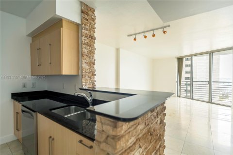Condo in Miami, Florida, 1 bedroom  № 2052763 - photo 7