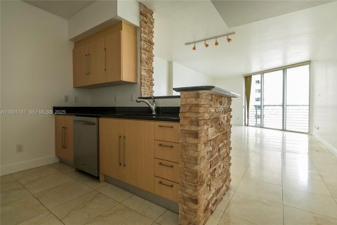 Condo in Miami, Florida, 1 bedroom  № 2052763 - photo 5
