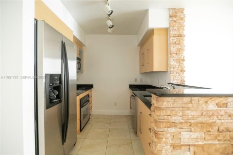 Condo in Miami, Florida, 1 bedroom  № 2052763 - photo 3