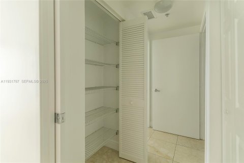 Condo in Miami, Florida, 1 bedroom  № 2052763 - photo 19