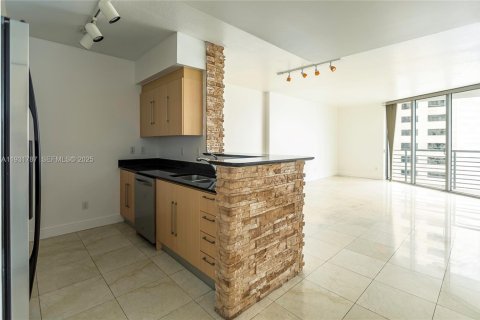 Condo in Miami, Florida, 1 bedroom  № 2052763 - photo 6