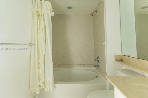 Condo in Miami, Florida, 1 bedroom  № 2052763 - photo 18