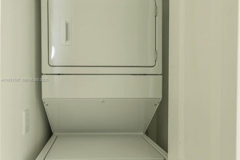 Condo in Miami, Florida, 1 bedroom  № 2052763 - photo 11