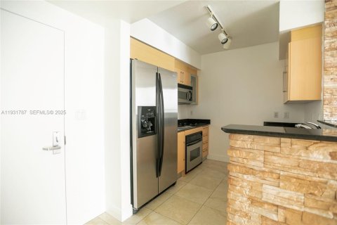 Condo in Miami, Florida, 1 bedroom  № 2052763 - photo 4
