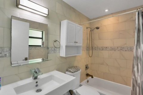 Casa en alquiler en Fort Myers, Florida, 4 dormitorios, 264.49 m2 № 1916483 - foto 13
