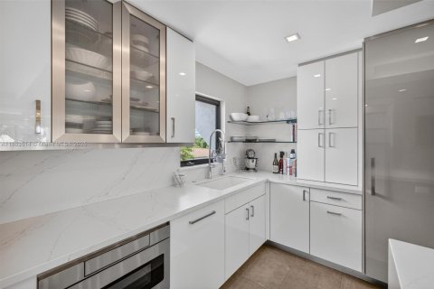 Copropriété à vendre à Hillsboro Beach, Floride: 3 chambres, 264.21 m2 № 1979112 - photo 12