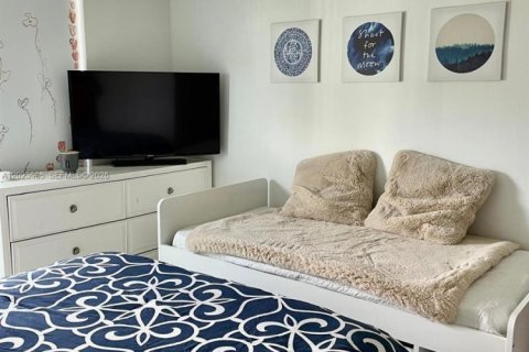 Condo in Miami, Florida, 1 bedroom  № 2168421 - photo 2