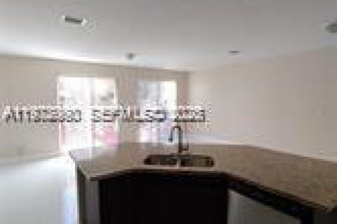 Снять в аренду таунхаус в Майами, Флорида 3 спальни, 164.99м2, № 2044630 - фото 6