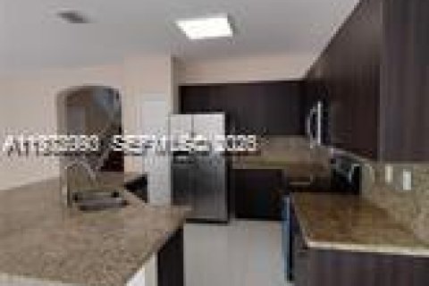 Снять в аренду таунхаус в Майами, Флорида 3 спальни, 164.99м2, № 2044630 - фото 5