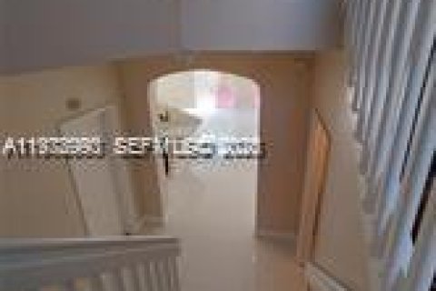 Снять в аренду таунхаус в Майами, Флорида 3 спальни, 164.99м2, № 2044630 - фото 17