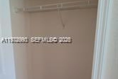 Снять в аренду таунхаус в Майами, Флорида 3 спальни, 164.99м2, № 2044630 - фото 28