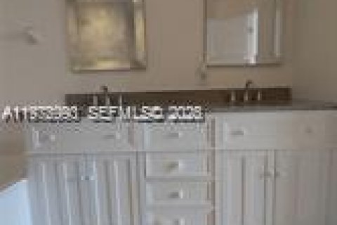 Снять в аренду таунхаус в Майами, Флорида 3 спальни, 164.99м2, № 2044630 - фото 24