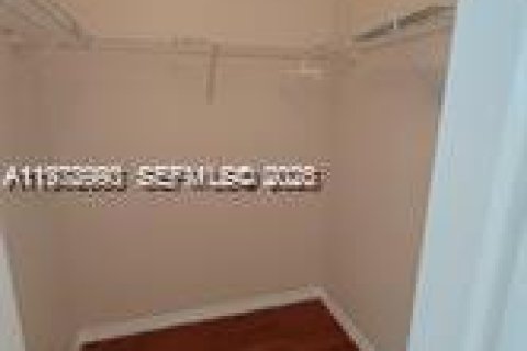 Снять в аренду таунхаус в Майами, Флорида 3 спальни, 164.99м2, № 2044630 - фото 27