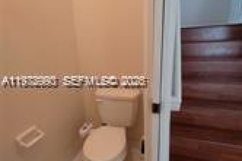 Снять в аренду таунхаус в Майами, Флорида 3 спальни, 164.99м2, № 2044630 - фото 13