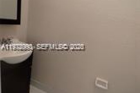 Снять в аренду таунхаус в Майами, Флорида 3 спальни, 164.99м2, № 2044630 - фото 12